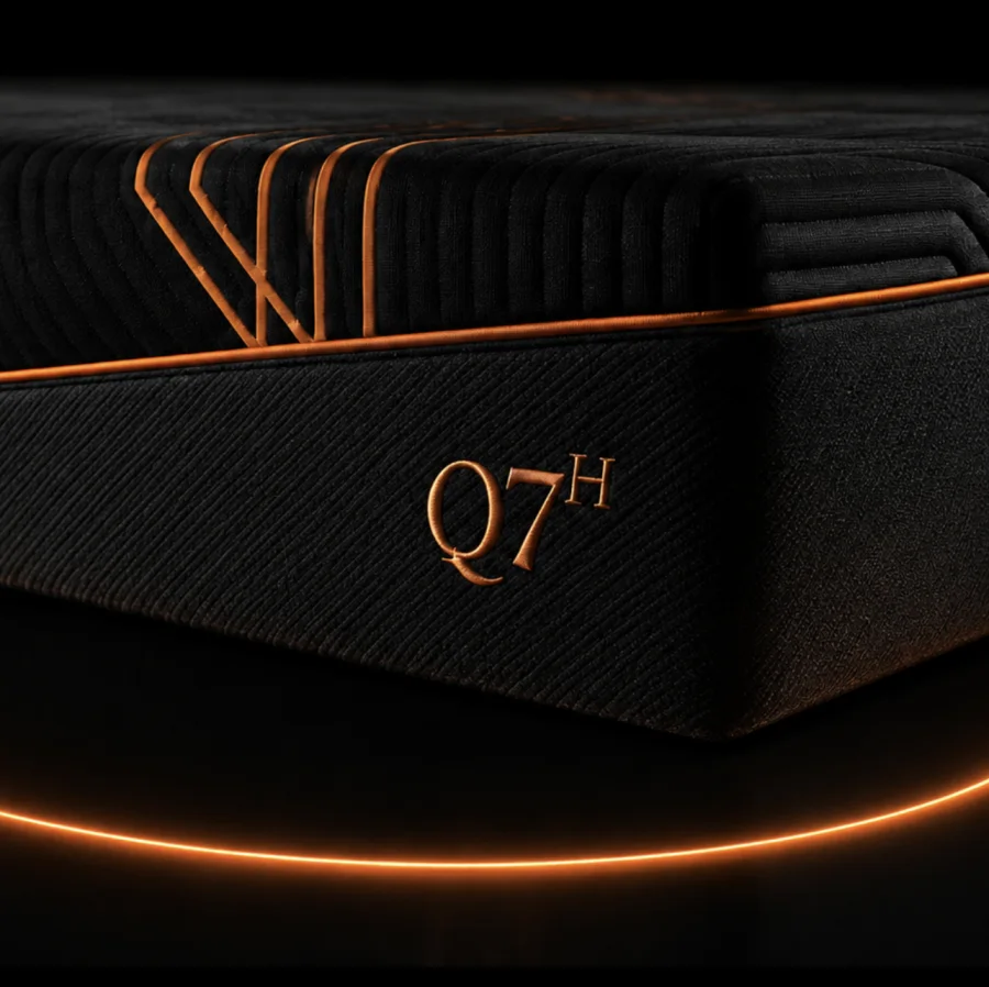 Q7 Hybrid™ — Skin+™ yüzeyli koyu kumaş ve bakır dikiş detayı.