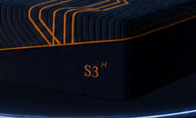 S3 Hybrid™ yatak köşesi — lacivert kumaş ve bakır dikiş detayı.