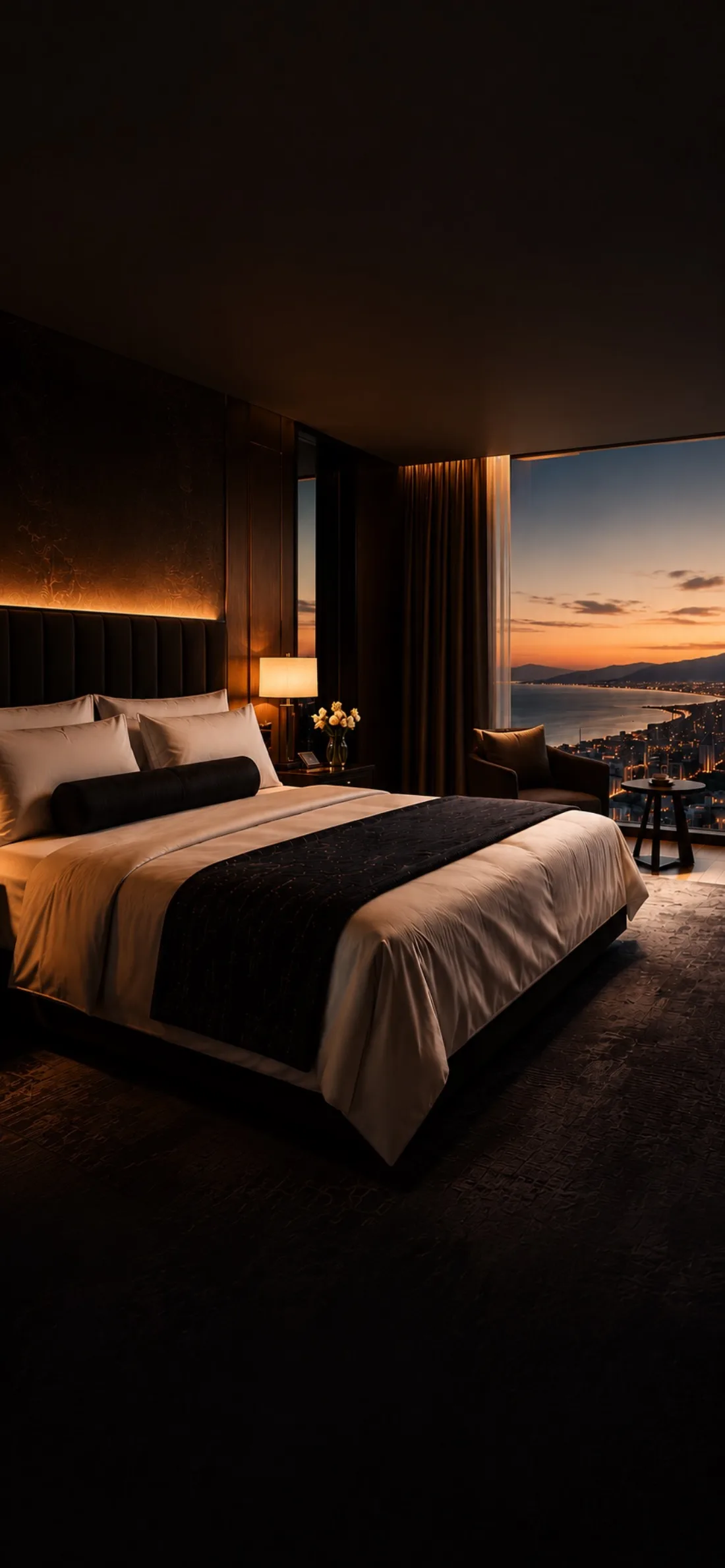 Manzaralı otel süitinde hazırlanmış yatak