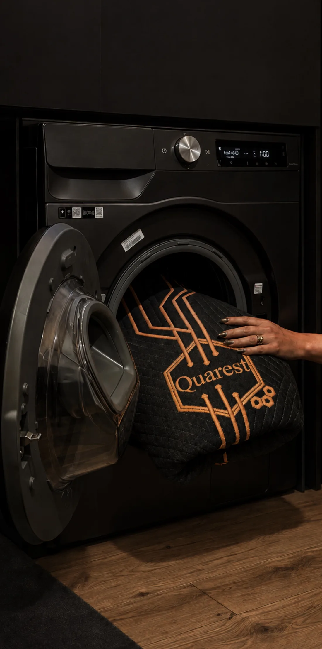 Luxe Touch™ kılıf çamaşır makinesine yerleştiriliyor; yanında katlanmış hâli.